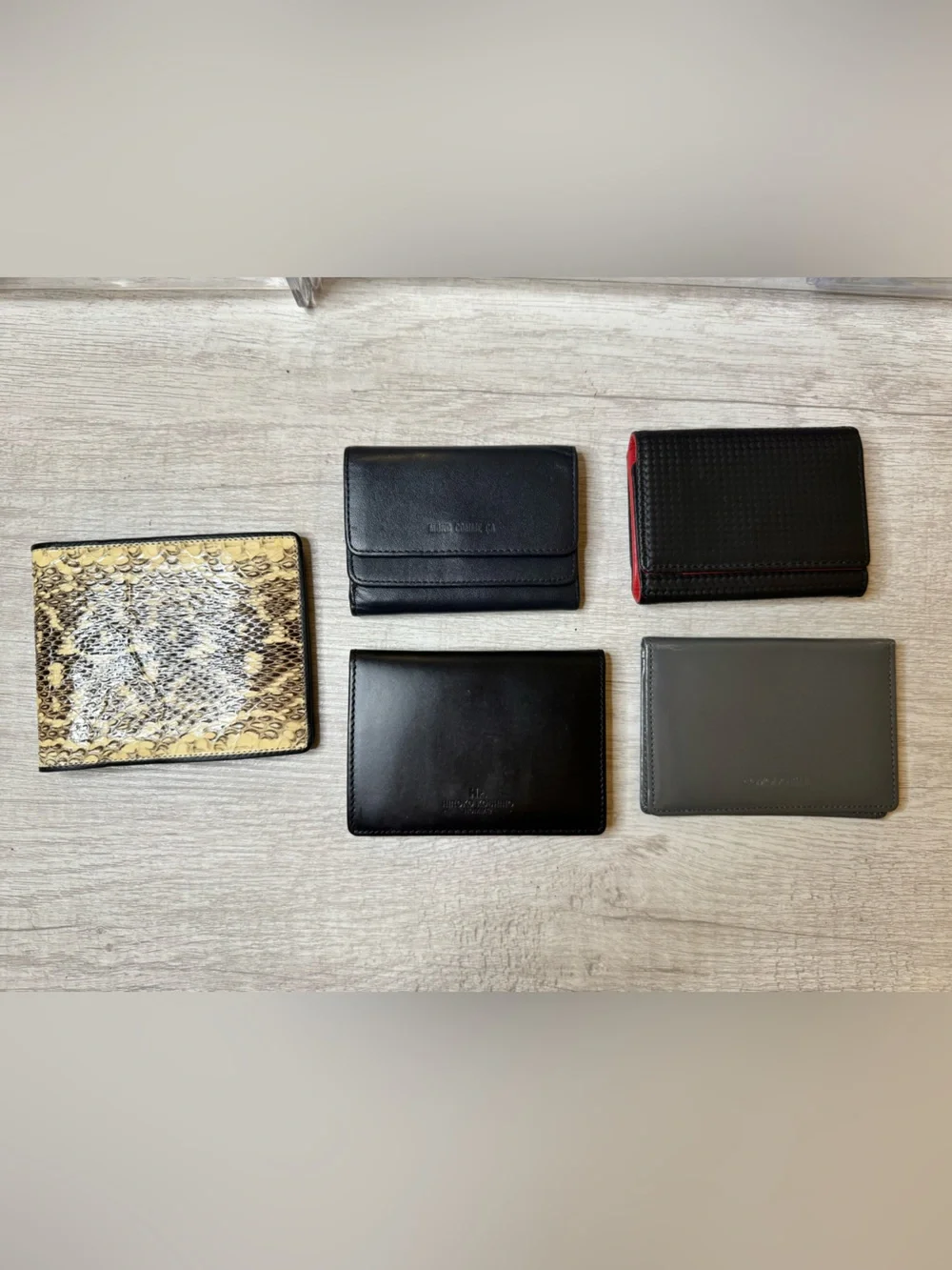 Unbranded or low tier branded wallets. Set of 5
